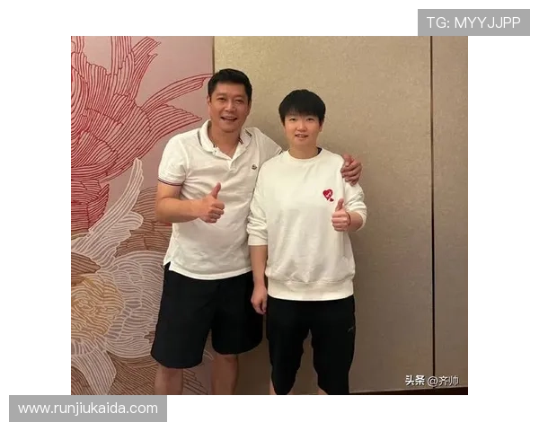 惬意时光!球迷头等舱偶遇孙颖莎师徒签名合影莎莎放松翘二郎腿休息 惬意时光!球迷头等舱偶遇孙颖莎师徒签名合影莎莎放松翘二郎腿休息