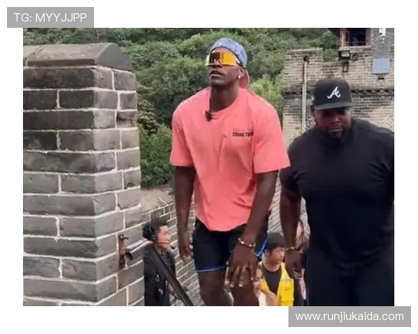 爱德华兹游长城与球迷互动感叹长城陡峭挑战极限 爱德华兹游长城与球迷互动感叹长城陡峭挑战极限